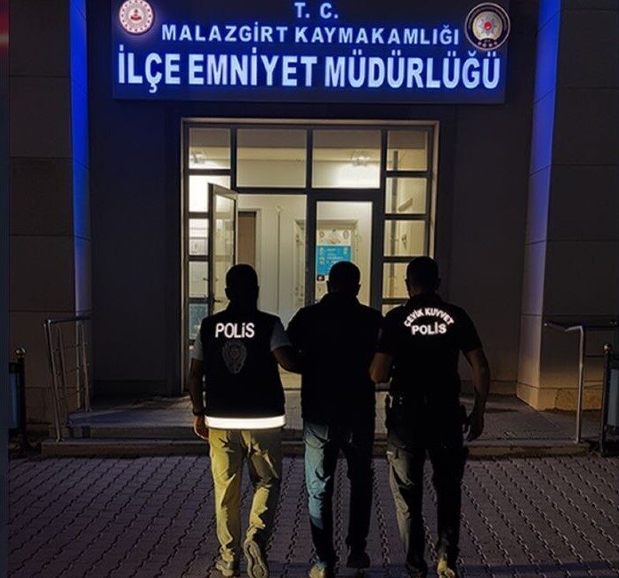 Malazgirt ilçesindeki Emniyet Müdürlüğü ekipleri, aranan şahısların yakalanması amacıyla sürdürülen