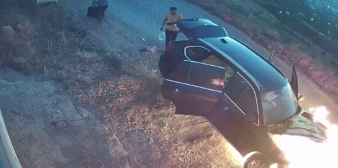 Muş’ta Taşo Mezarlığı mevkisinde seyir halindeyken alev alan lüks araçta