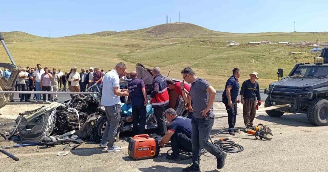 Muş’un Varto ilçesinde meydana gelen trafik kazasında, kamyon ile otomobil