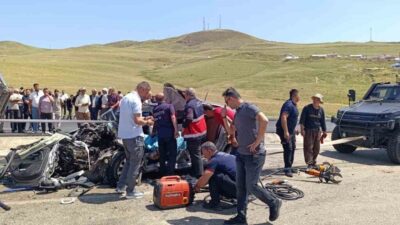Muş’un Varto ilçesinde meydana gelen trafik kazasında, kamyon ile otomobil
