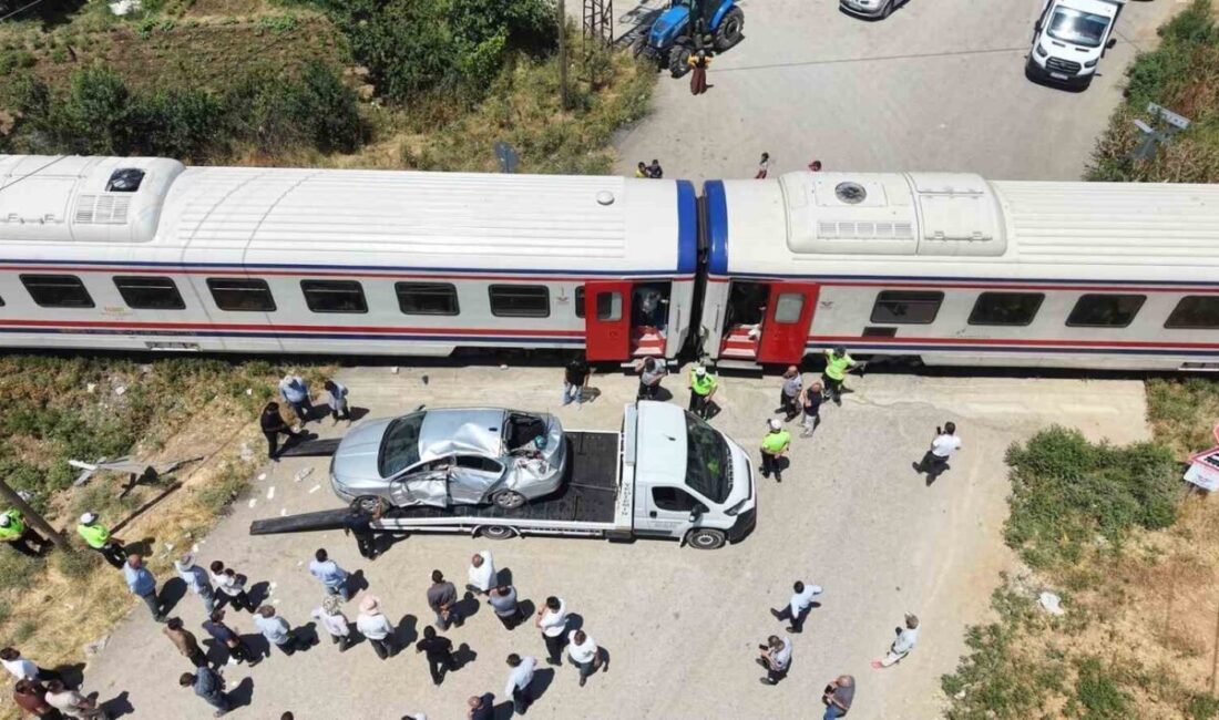 Muş’ta meydana gelen trafik kazasında trenin çarptığı otomobilde bulunan 3