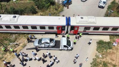 Muş’ta meydana gelen trafik kazasında trenin çarptığı otomobilde bulunan 3