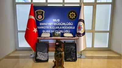 Muş’ta polis ekipleri tarafından düzenlenen operasyonda, valiz içerisine saklanmış 3