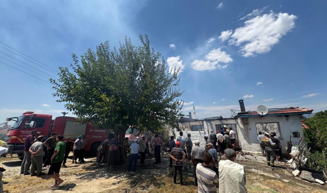 Manisa’nın Kula ilçesinde tek katlı bir evde meydana gelen yangın