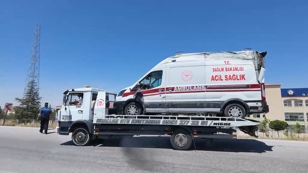 Niğde-Kayseri kara yolunda bir ambulans ile bir otomobilin çarpışması sonucunda
