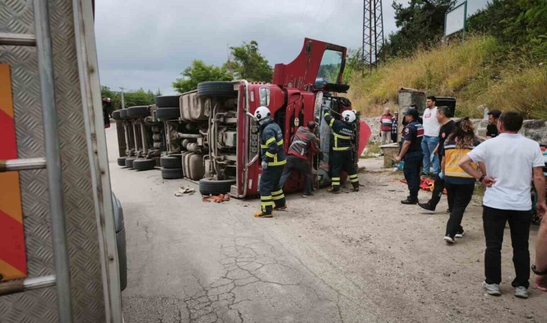 Niksar ilçesinde gerçekleşen trafik kazasında 3 kişi yaralandı. Olay, Niksar-Ünye