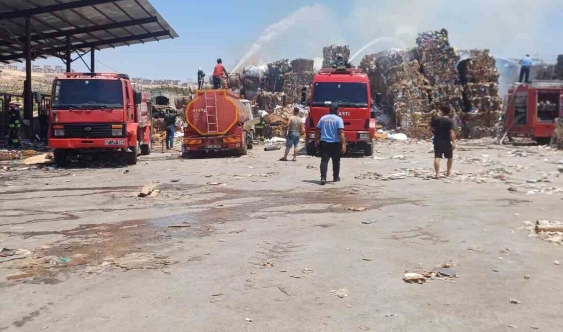 Gaziantep’in Nizip ilçesinde bulunan bir kağıt fabrikasında meydana gelen yangın
