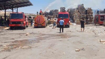 Gaziantep’in Nizip ilçesinde bulunan bir kağıt fabrikasında meydana gelen yangın