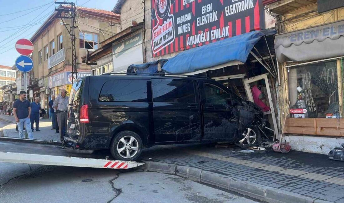 Çorum’da, bir minibüs sürücüsü direksiyon kontrolünü yitirerek park halindeki 5