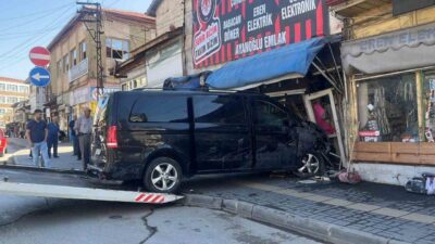 Çorum’da, bir minibüs sürücüsü direksiyon kontrolünü yitirerek park halindeki 5