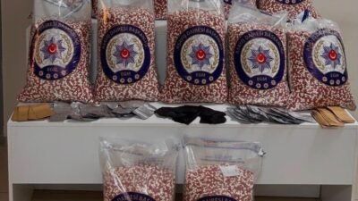 İzmir’de polis ekiplerinin bir taksi ve bir ikamete yönelik gerçekleştirdiği