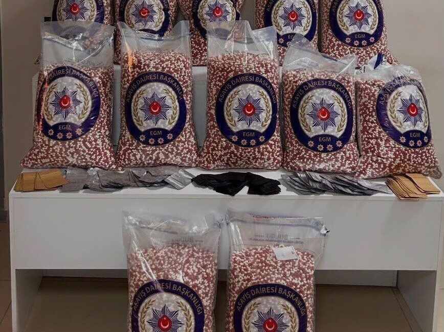 İzmir’de polis ekiplerinin bir taksi ve bir ikamete yönelik gerçekleştirdiği