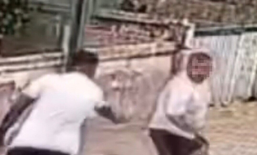 Atakum ilçesinde bir şahsın, yanında yürüdüğü kişiye önce yumruk atıp