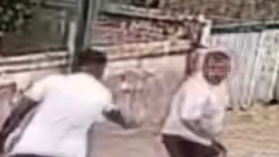 Atakum ilçesinde bir şahsın, yanında yürüdüğü kişiye önce yumruk atıp