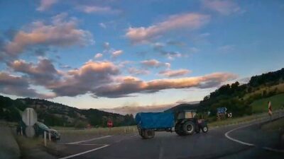 Amasya’da seyir halindeki bir otomobilin önüne ansızın bir traktör çıktı