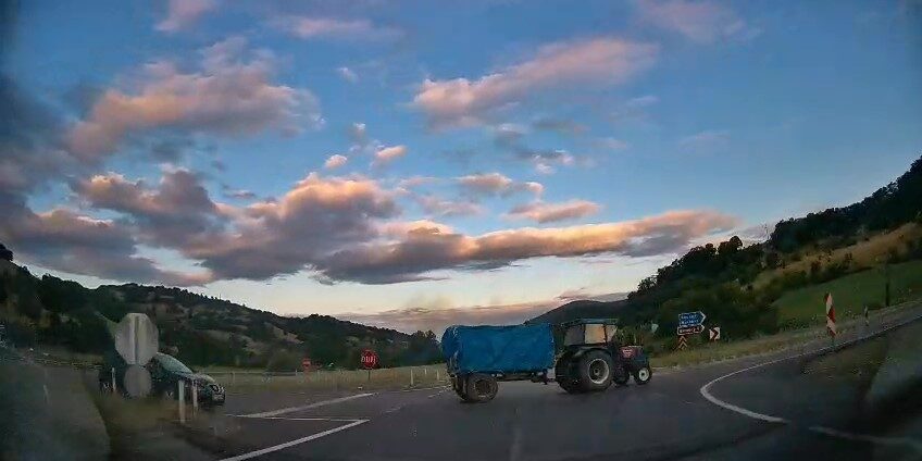 Amasya’da seyir halindeki bir otomobilin önüne ansızın bir traktör çıktı