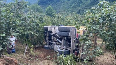 Ünye ilçesinde meydana gelen trafik kazasında çakıl dolu kamyon ile