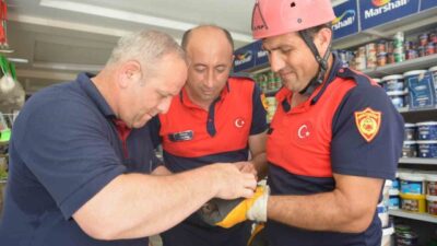 Ünye ilçesinde bir binanın çatı saçağına sıkışan ebabil kuşu, itfaiye