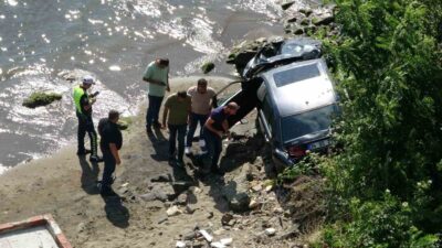Ordu’da bir otomobilin kontrolünden çıkarak deniz kıyısına yaklaşık 30 metre