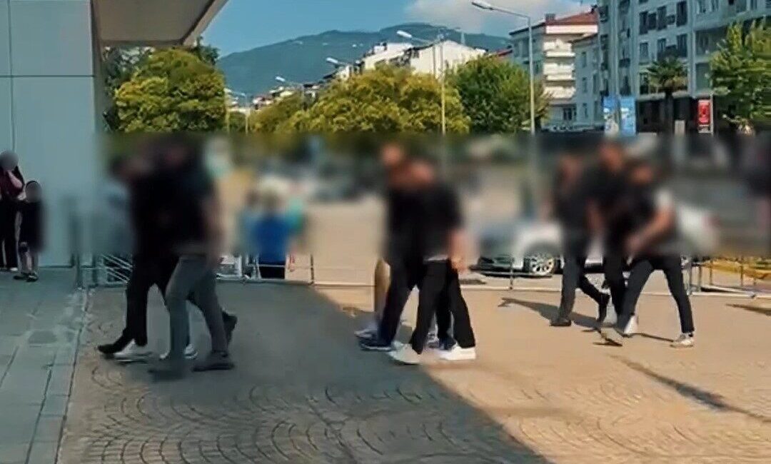 Ordu’da polis ekipleri tarafından sokak satıcılarına yönelik gerçekleştirilen eş zamanlı