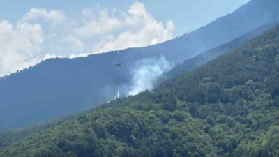 Karabük’te, Sipahiler köyü yakınlarındaki ormanlık alanda çıkan yangına hem havadan
