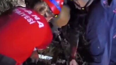 Adana’nın Sarıçam ilçesinde ormanlık alanda mahsur kalan bir kişi, itfaiye