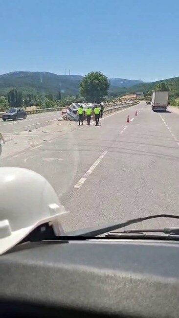 Bursa’nın İnegöl ilçesinde meydana gelen trafik kazasında, kontrolü kaybeden iki