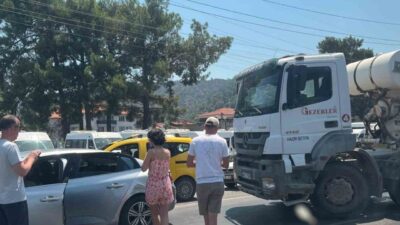 Muğla’nın Ortaca ilçesinde meydana gelen zincirleme trafik kazasında 3 araçta