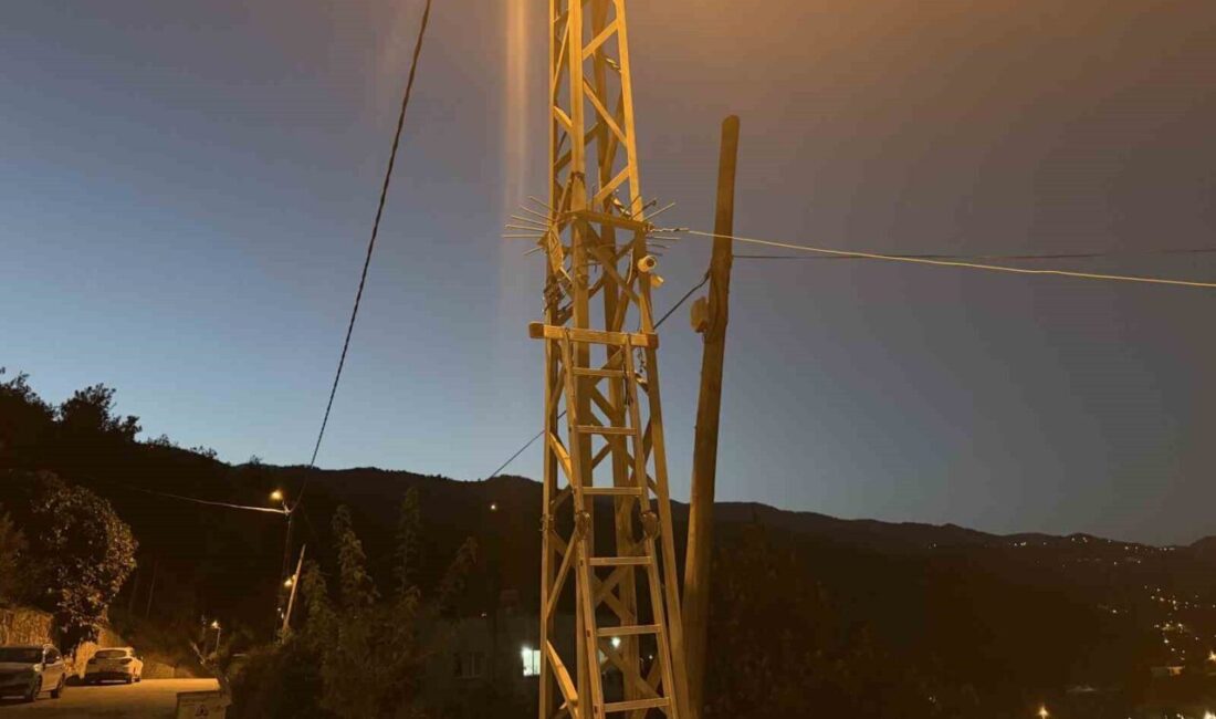Bahçe ilçesinde bir elektrik direğine kamera montajı yaparken akıma kapılan