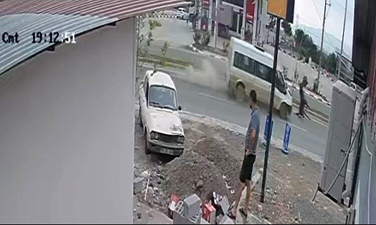 Düziçi ilçesinde meydana gelen bir trafik kazasında yolcu minibüsü, aniden