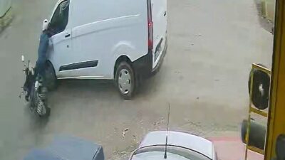 Osmaniye’de meydana gelen trafik kazasında motosiklet sürücüsü, minibüsle çarpışarak yaralandı.