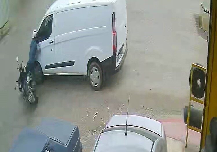 Osmaniye’de meydana gelen trafik kazasında motosiklet sürücüsü, minibüsle çarpışarak yaralandı.