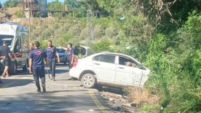 Kadirli ilçesinde meydana gelen trafik kazasında otomobil ile tır çarpıştı;