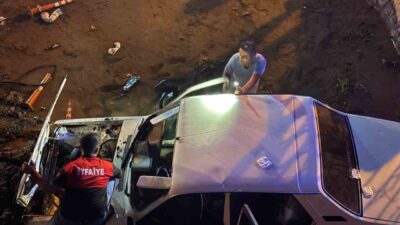 Osmaniye’nin Düziçi ilçesinde, bir sürücünün kontrolünden çıkarak köprüden kanala düşen