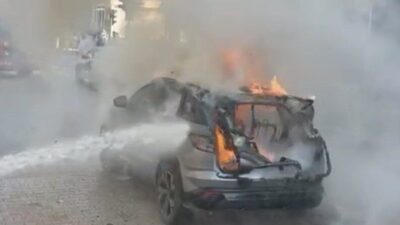 Osmaniye’de seyir halindeyken motor bölümünden alev alan bir otomobil, itfaiye