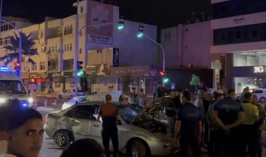 Kadirli ilçesinde meydana gelen trafik kazasında, Kadirli Belediyesi önünde iki