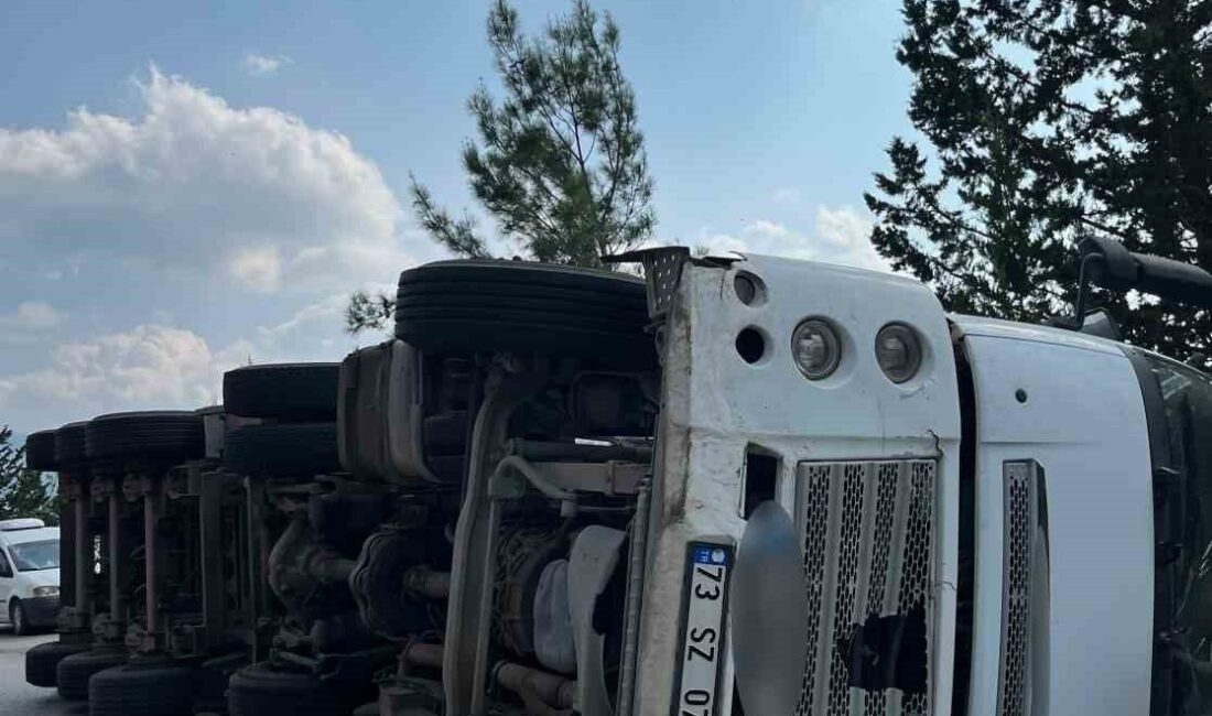 Osmaniye’nin Düziçi ilçesinde, un yüklü bir tırın devrilmesi sonucu meydana