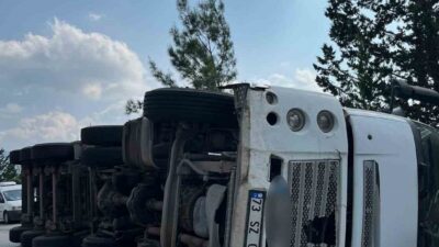 Osmaniye’nin Düziçi ilçesinde, un yüklü bir tırın devrilmesi sonucu meydana