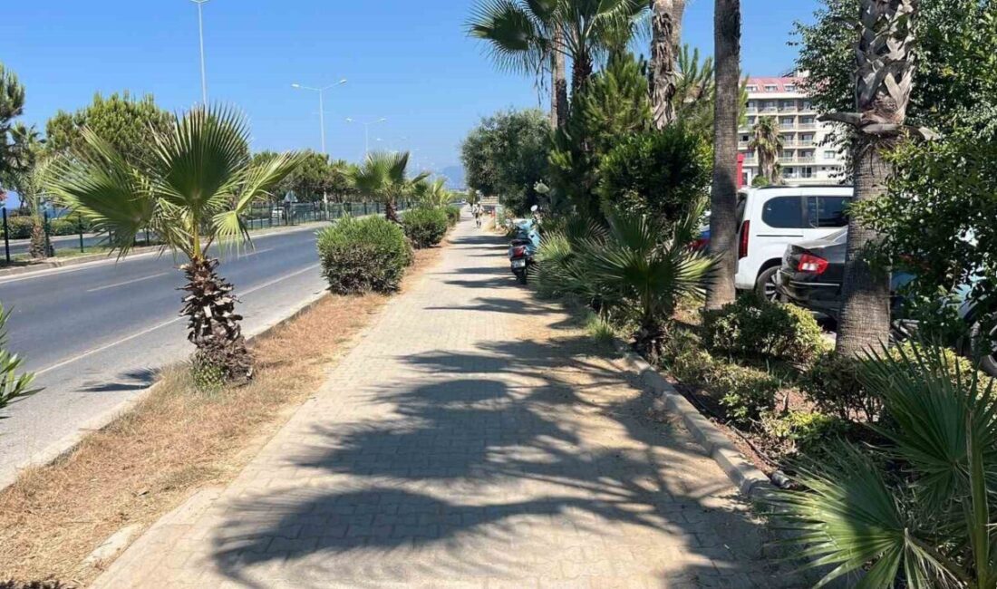 Alanya ilçesinde bir otelin önünde park edilen motosiklet, kimliği belirsiz