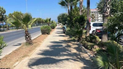 Alanya ilçesinde bir otelin önünde park edilen motosiklet, kimliği belirsiz