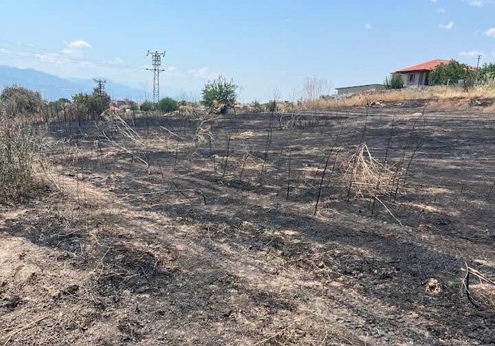 Manisa’nın Sarıgöl ilçesinde meydana gelen yangın, mahalle sakinleri ve itfaiye