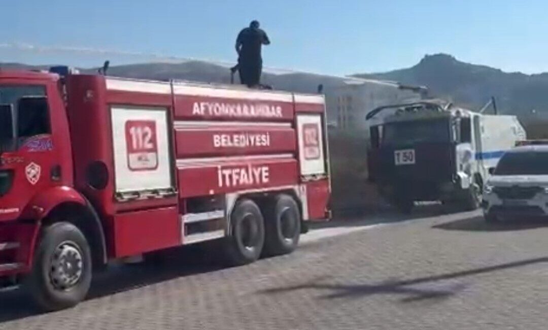 Afyonkarahisar’da Emniyet Müdürlüğü yakınlarında çıkan yangın, itfaiye ekipleri ile birlikte