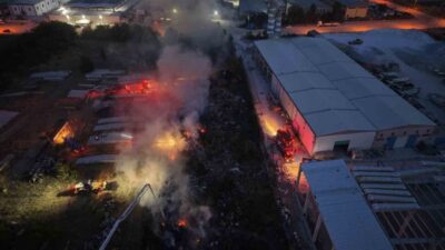 Afyonkarahisar ilindeki bir otluk alanda başlayan yangın, terkedilmiş bir fabrikanın