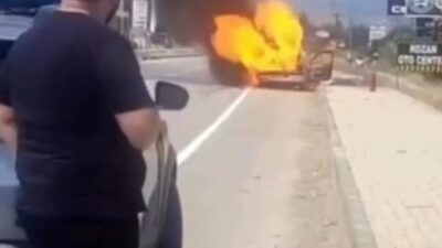 Adana’nın Kozan ilçesinde bir otomobil seyir halindeyken motor kısmında çıkan