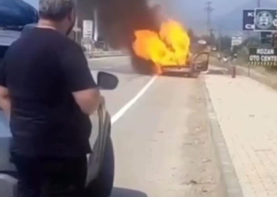 Adana’nın Kozan ilçesinde bir otomobil seyir halindeyken motor kısmında çıkan