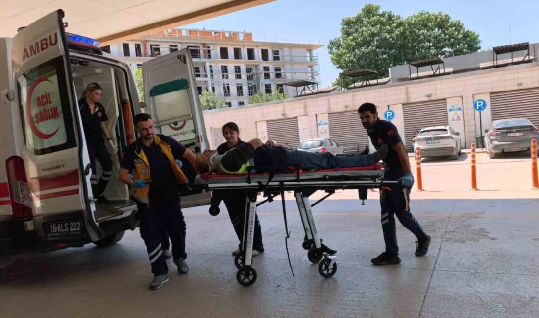 İnegöl ilçesinde bir otomobil ile geri dönüşüm malzemesi toplayan triportörün