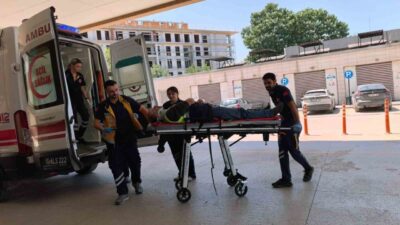 İnegöl ilçesinde bir otomobil ile geri dönüşüm malzemesi toplayan triportörün
