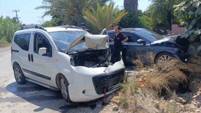Manavgat ilçesinde meydana gelen trafik kazasında, bir otomobil ile hafif