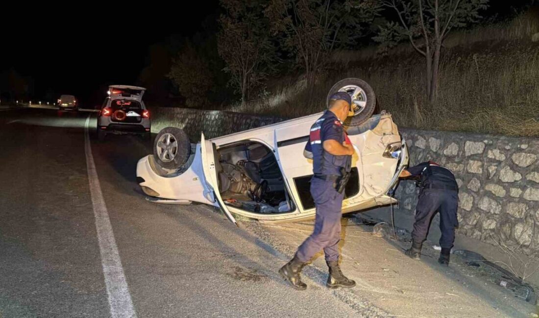 Adıyaman’da meydana gelen trafik kazasında otomobilin istinat duvarına çarpıp takla