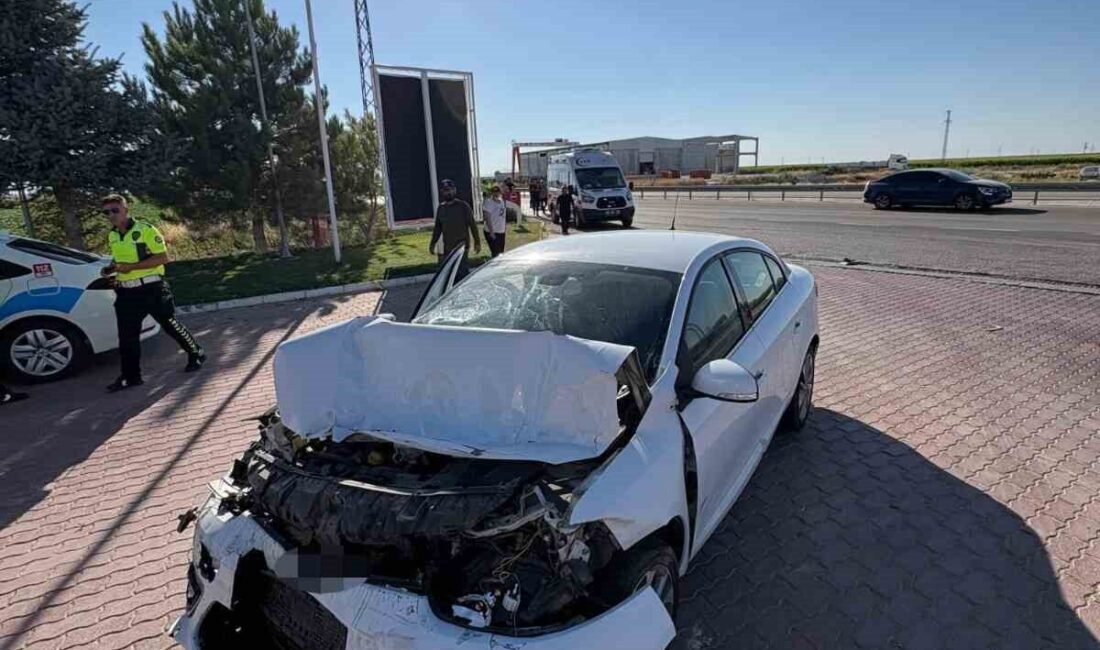 Eskil ilçesinde meydana gelen trafik kazasında, bir otomobilin kamyona arkadan